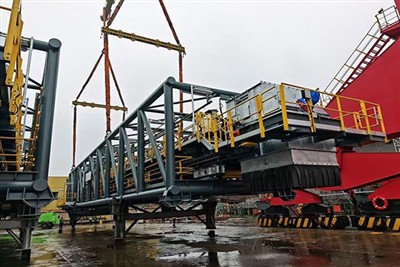 Teleskopisk bomsystem til selv-tømning af fartøj